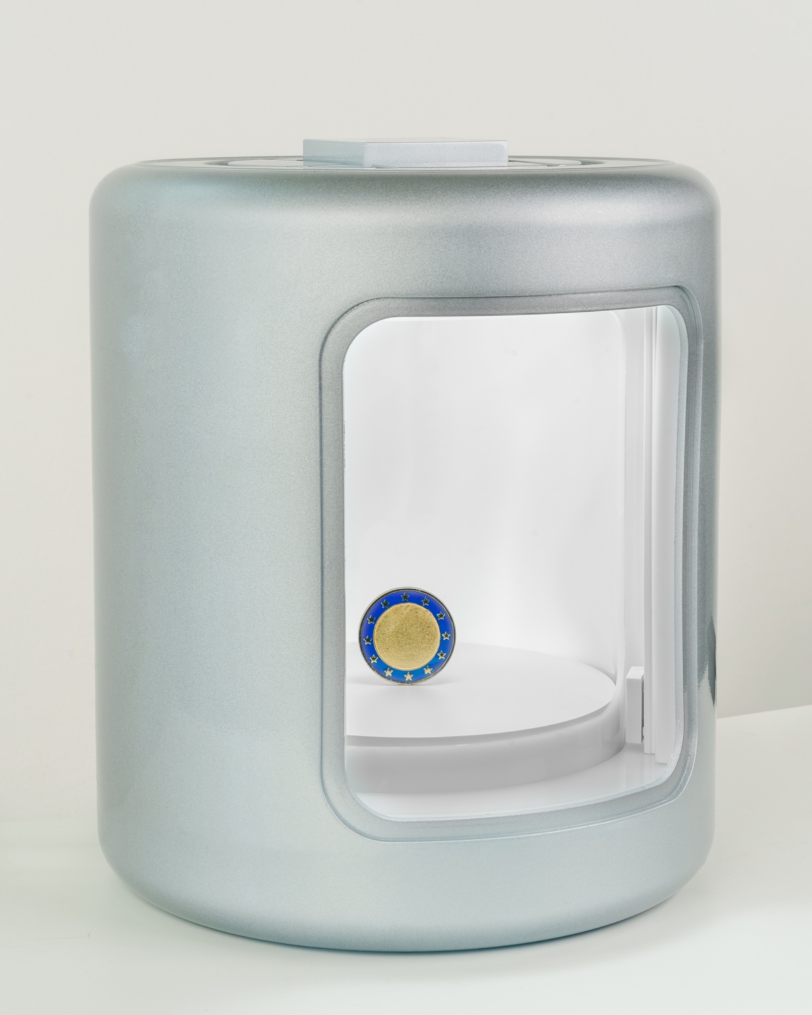 ALO Photo Tube positioned with a product ready for capture