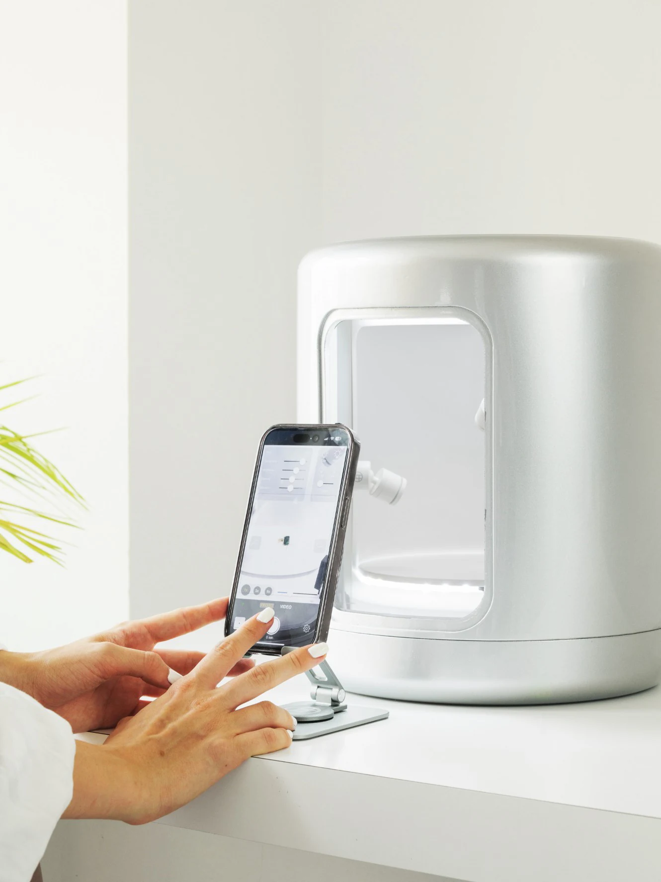 Smartphone being used with ALO Photo Tube